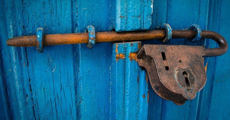 Débloquer une porte avec une pene coincée : les solutions simples et rapides