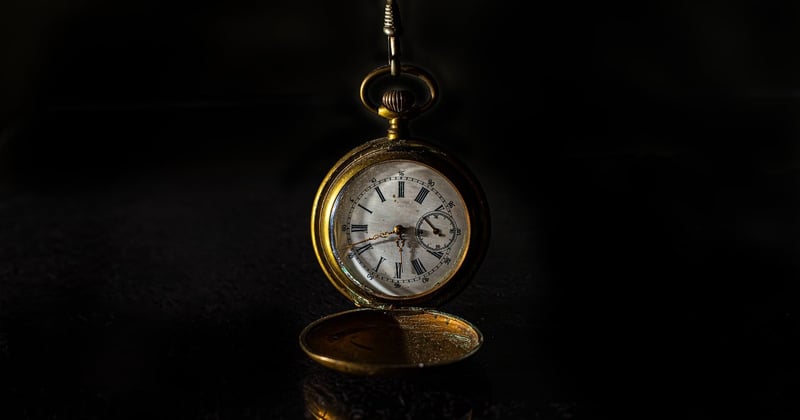 Retrouvez le charme rétro d'une horloge murale année 50 pour votre intérieur