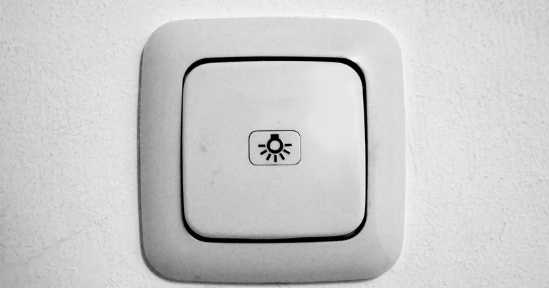 Hauteur interrupteur et prise : le tableau pièce par pièce