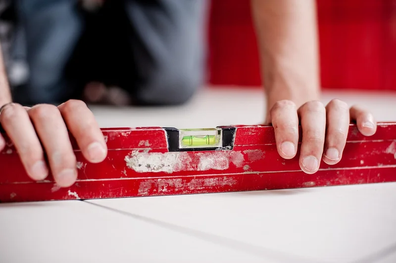 Réparer un éclat de carrelage : la méthode que j'utilise depuis 2024